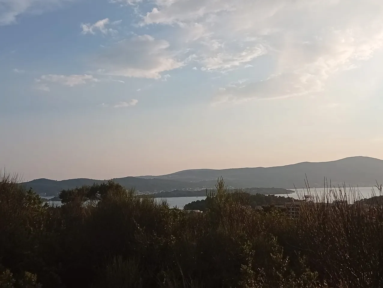 Urbanisiertes Grundstück mit genehmigtem Projekt und Meerblick in Mrčevac